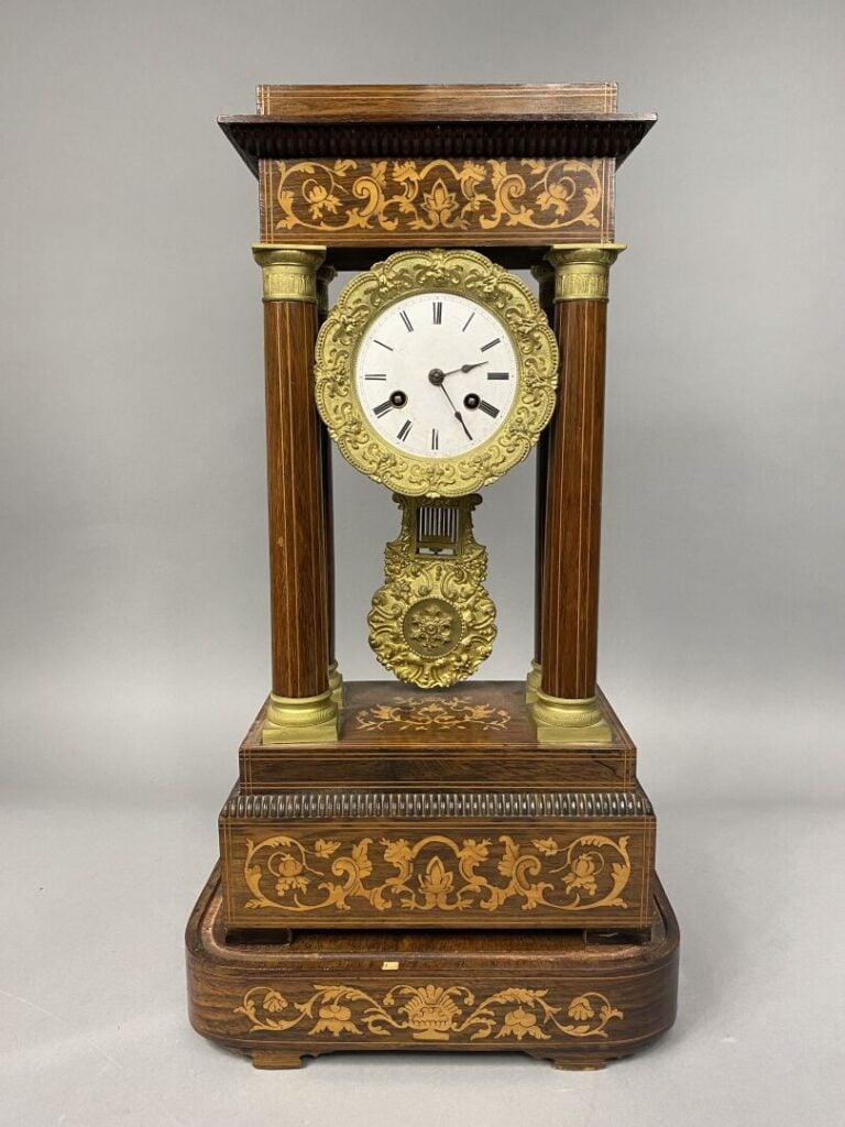 Pendule portique en palissandre à décor marqueté de bois clair à décor de rince…
