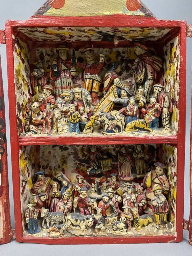 PEROU - Crèche en bois peint polychrome ouvrant à deux vantaux, fronton triangu…