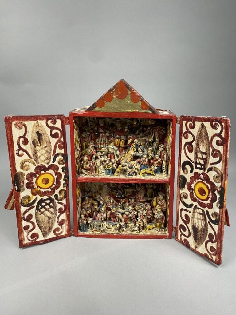 PEROU - Crèche en bois peint polychrome ouvrant à deux vantaux, fronton triangu…