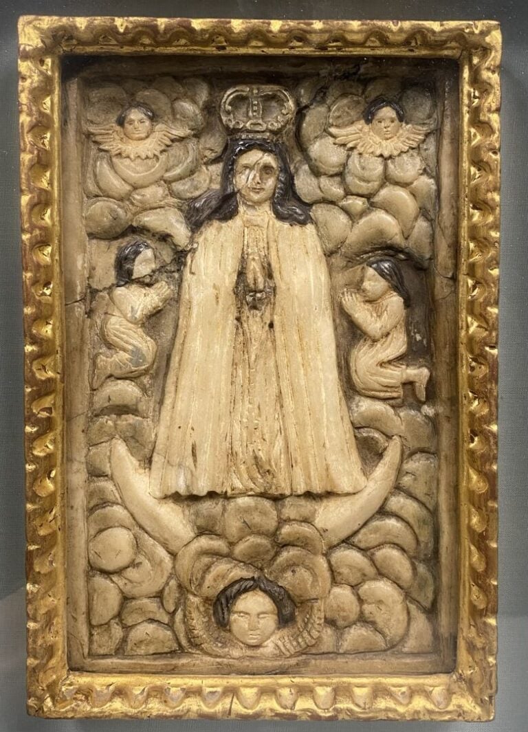 PEROU - Plaque en albâtre représentant la Vierge entourée d'angelots, encadrée…