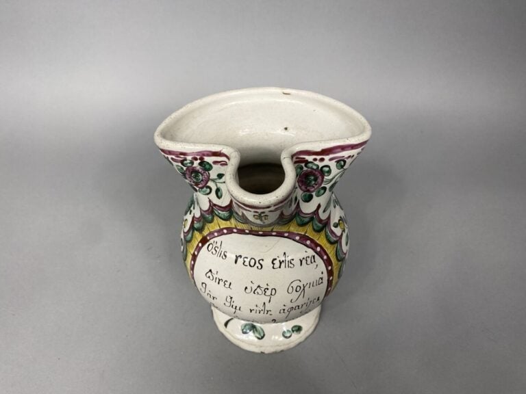 PESARO - Pichet en faïence à décor polychrome d'une inscription dans un large m…