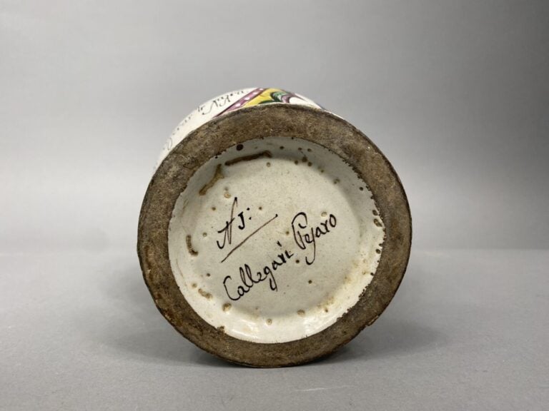 PESARO - Pichet en faïence à décor polychrome d'une inscription dans un large m…