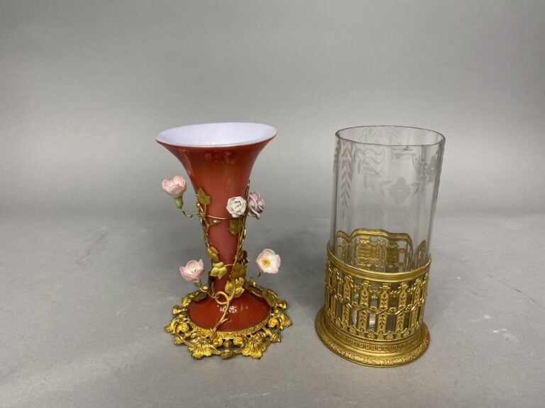 Petit vase cornet en opaline rose et monture en laiton doré à décor de fleurs e…