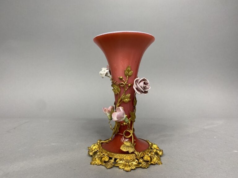 Petit vase cornet en opaline rose et monture en laiton doré à décor de fleurs e…
