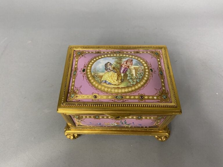 Petite boite à bijoux de forme rectangulaire en bronze doré, le couvercle et le…