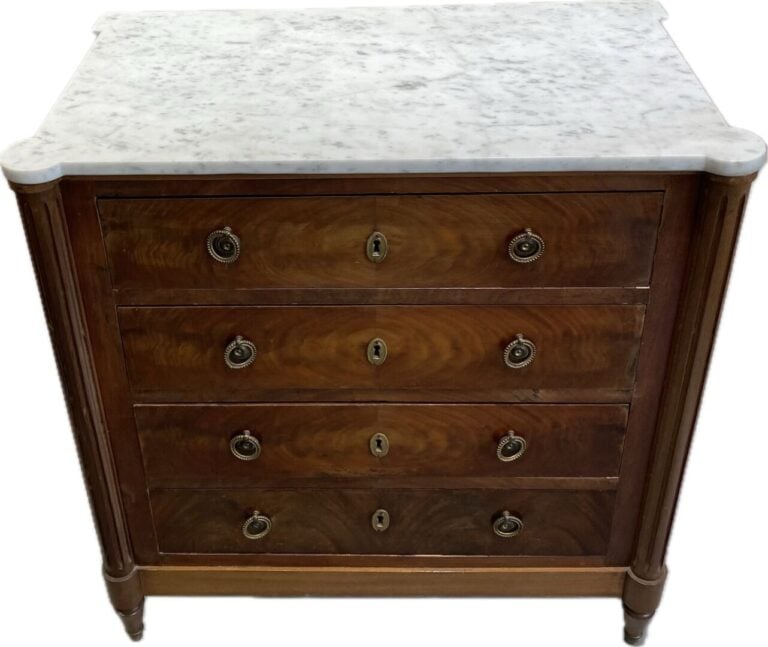 Petite commode en bois ouvrant à quatre tiroirs en façade, ornementations en br…