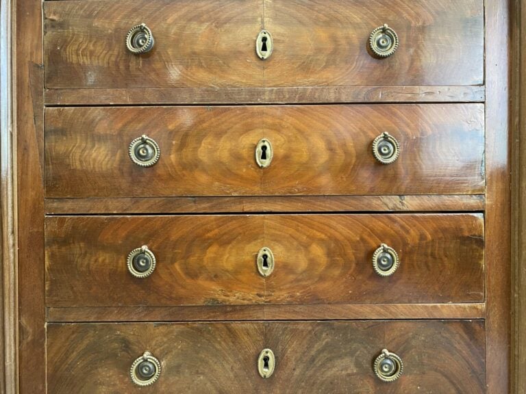 Petite commode en bois ouvrant à quatre tiroirs en façade, ornementations en br…