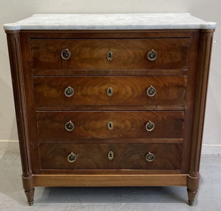 Petite commode en bois ouvrant à quatre tiroirs en façade, ornementations en br…