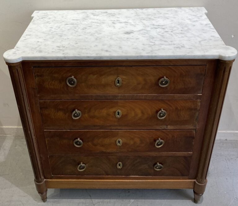 Petite commode en bois ouvrant à quatre tiroirs en façade, ornementations en br…
