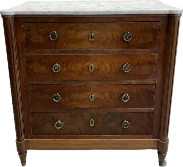 Petite commode en bois ouvrant à quatre tiroirs en façade, ornementations en br…