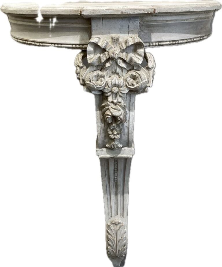 Petite console d'applique à décor mouluré et sculpté d'une couronne de roses su…