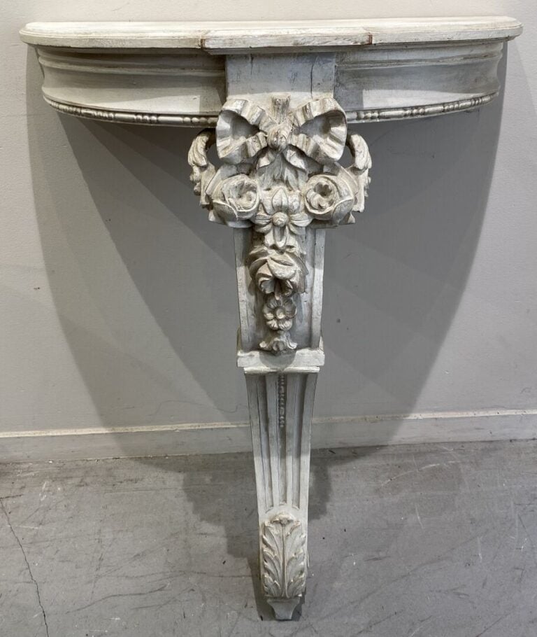 Petite console d'applique à décor mouluré et sculpté d'une couronne de roses su…