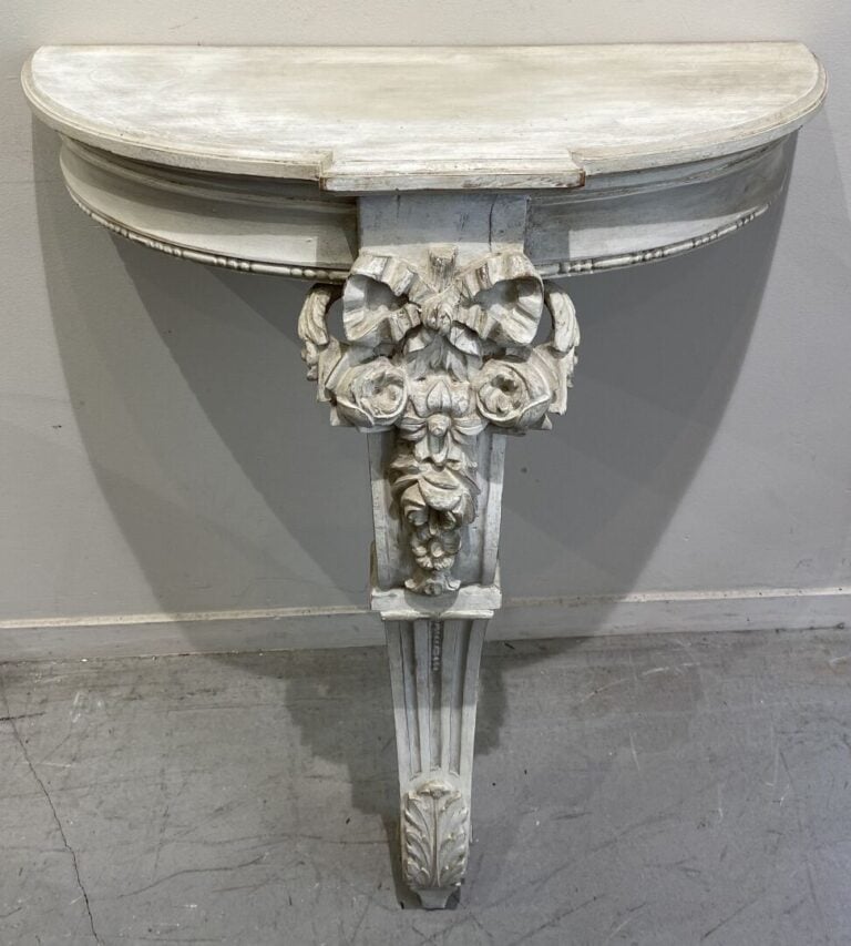 Petite console d'applique à décor mouluré et sculpté d'une couronne de roses su…