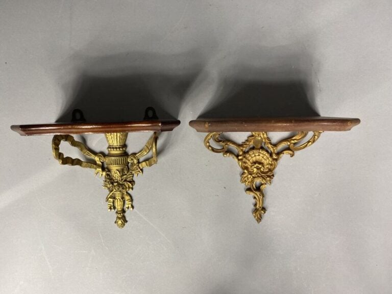 Petite console d'applique murale en bois sculpté et bronze doré à décor de ruba…