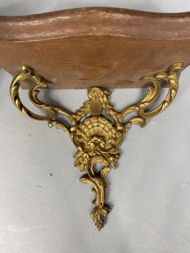 Petite console d'applique murale en bois sculpté et bronze doré à décor de ruba…