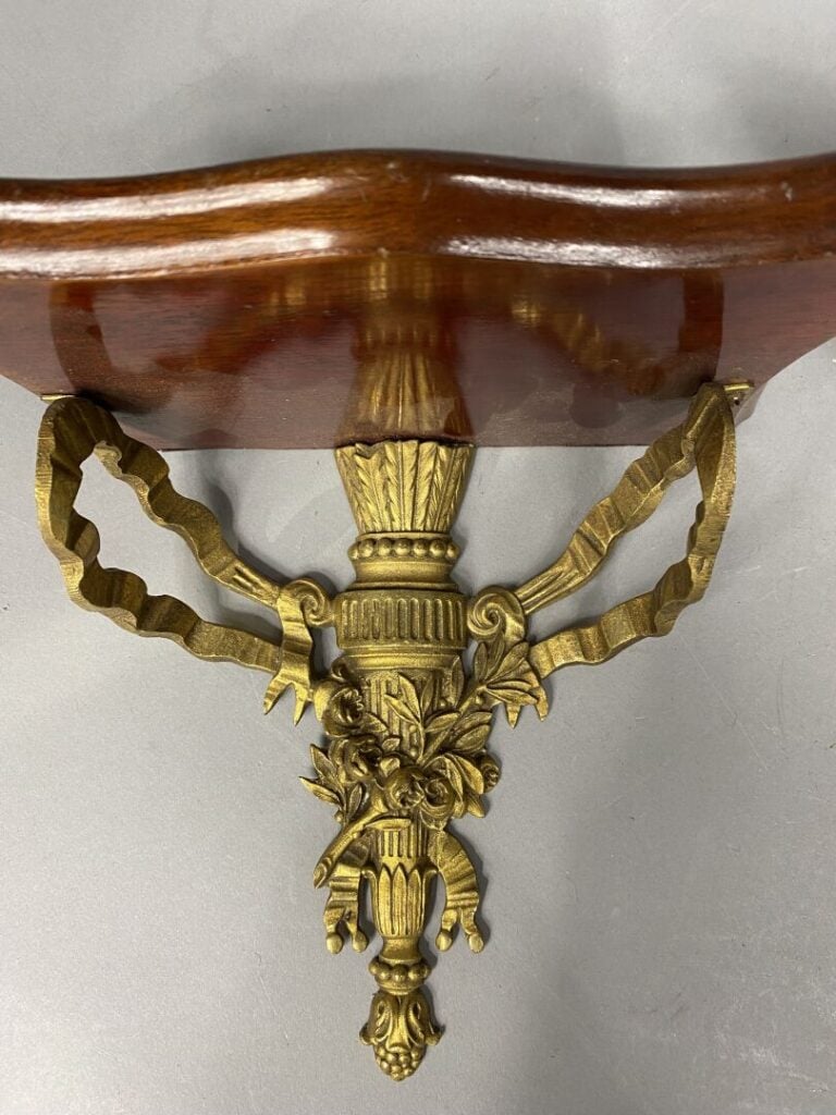 Petite console d'applique murale en bois sculpté et bronze doré à décor de ruba…