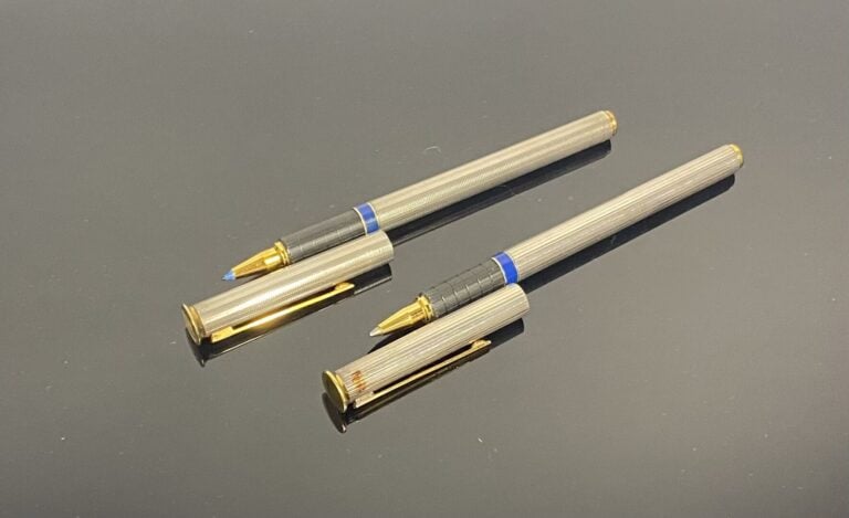Pierre CARDIN - Lot comprenant un stylo roller et un stylo feutre en argent (92…