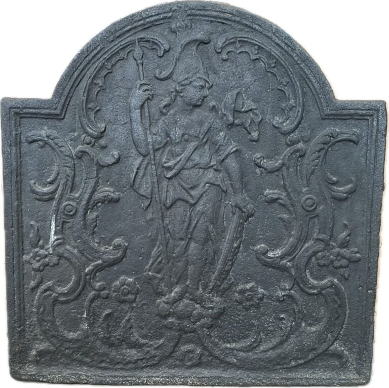 Plaque de cheminée en fonte à décor en léger relief de Minerve - 56 x 55 cm