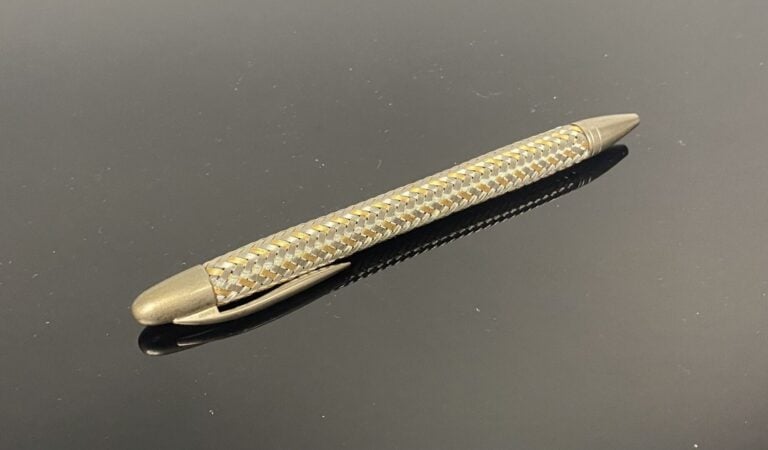 PORSCHE Design - Stylo bille à décor de chevrons en métal et métal doré - Signé…