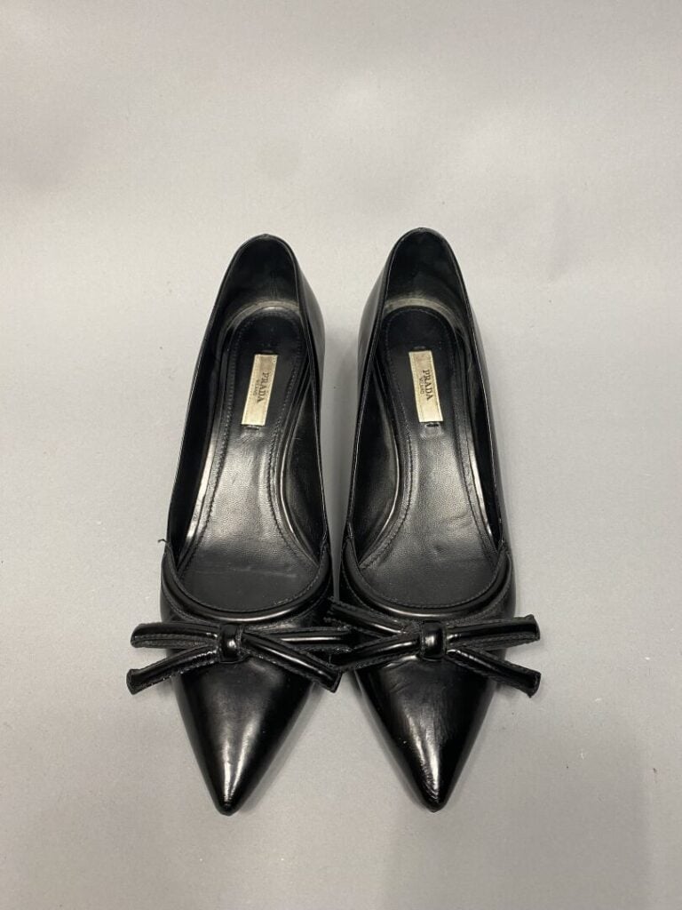 PRADA Milano - Paire d'escarpins en cuir à bout pointu, empeigne ornée d'un noe…