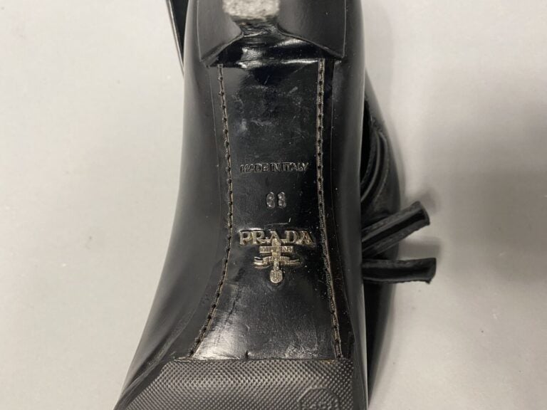 PRADA Milano - Paire d'escarpins en cuir à bout pointu, empeigne ornée d'un noe…