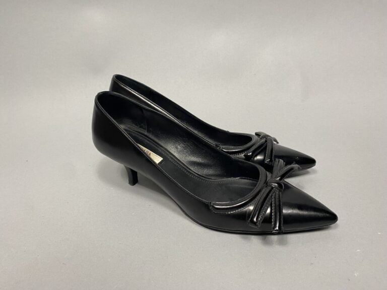 PRADA Milano - Paire d'escarpins en cuir à bout pointu, empeigne ornée d'un noe…