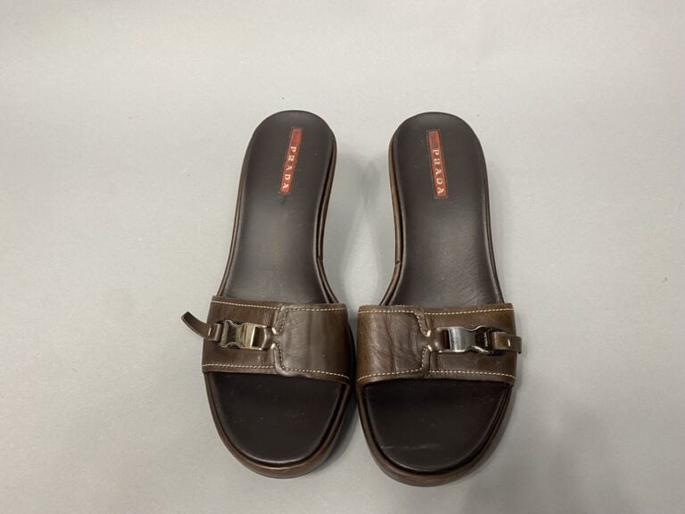PRADA - Paire de mules compensées en cuir marron, fermoir clip sur le dessus en…