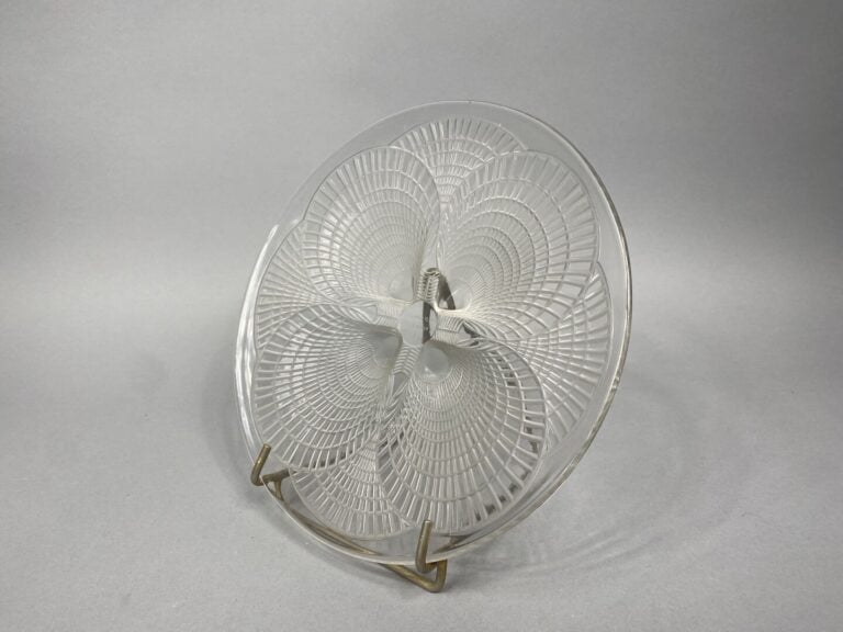 R. LALIQUE France - Coupe en verre à décor floral - Signé et numéroté 3010 - Di…