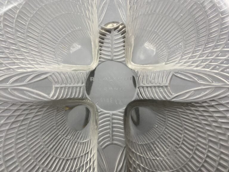 R. LALIQUE France - Coupe en verre à décor floral - Signé et numéroté 3010 - Di…
