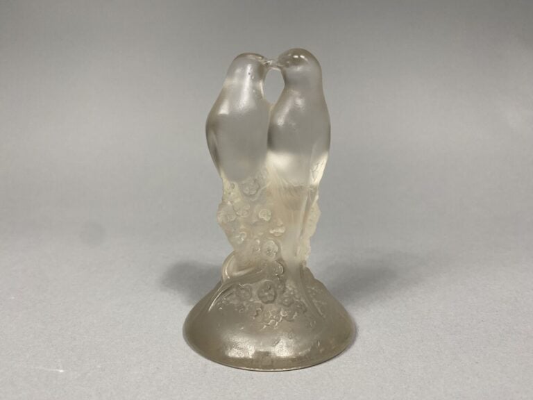 R LALIQUE France - Sujet en verre moulé opalescent représentant un couple d'ois…