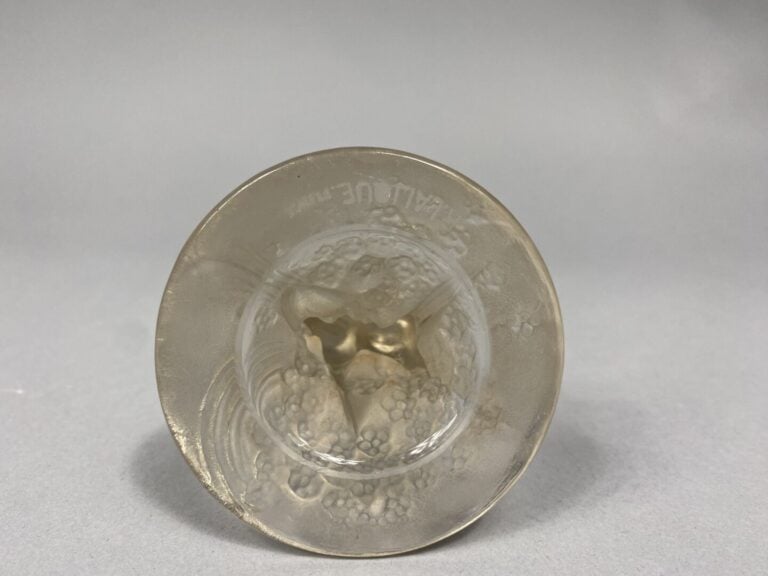R LALIQUE France - Sujet en verre moulé opalescent représentant un couple d'ois…