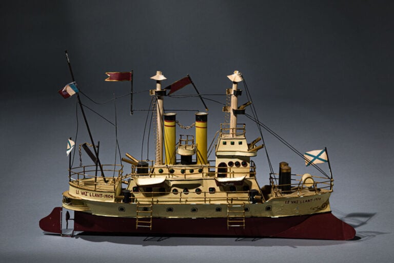 Reproduction d'un bateau de guerre en métal. - Dim: 70 x 30 cm