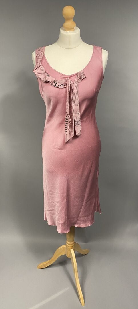 Robe longue en soie sans manche John GALLIANO dans les tons rose, le col en par…