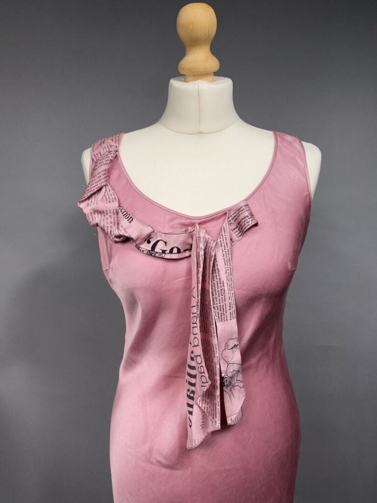 Robe longue en soie sans manche John GALLIANO dans les tons rose, le col en par…