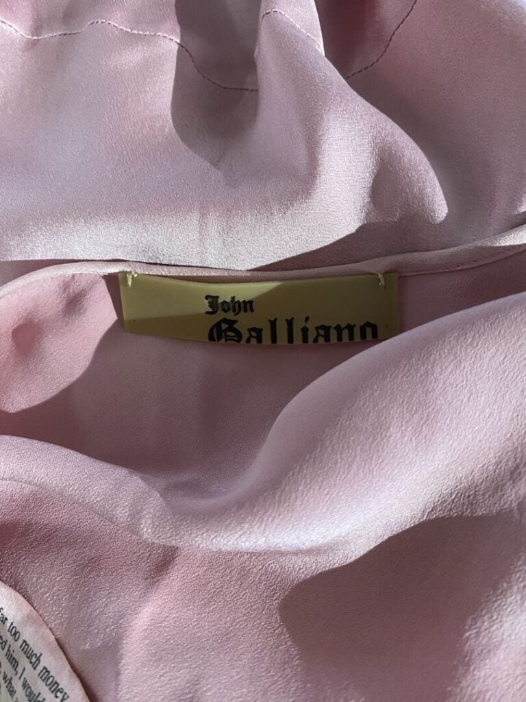 Robe longue en soie sans manche John GALLIANO dans les tons rose, le col en par…