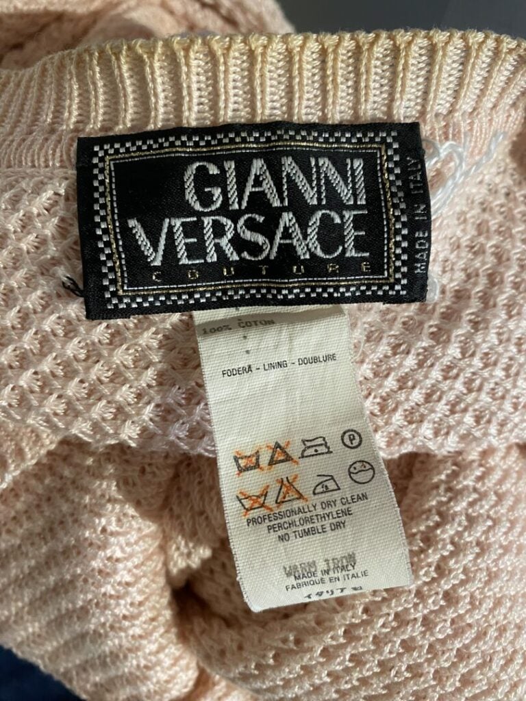 Robe longue en soie sans manche John GALLIANO dans les tons rose, le col en par…
