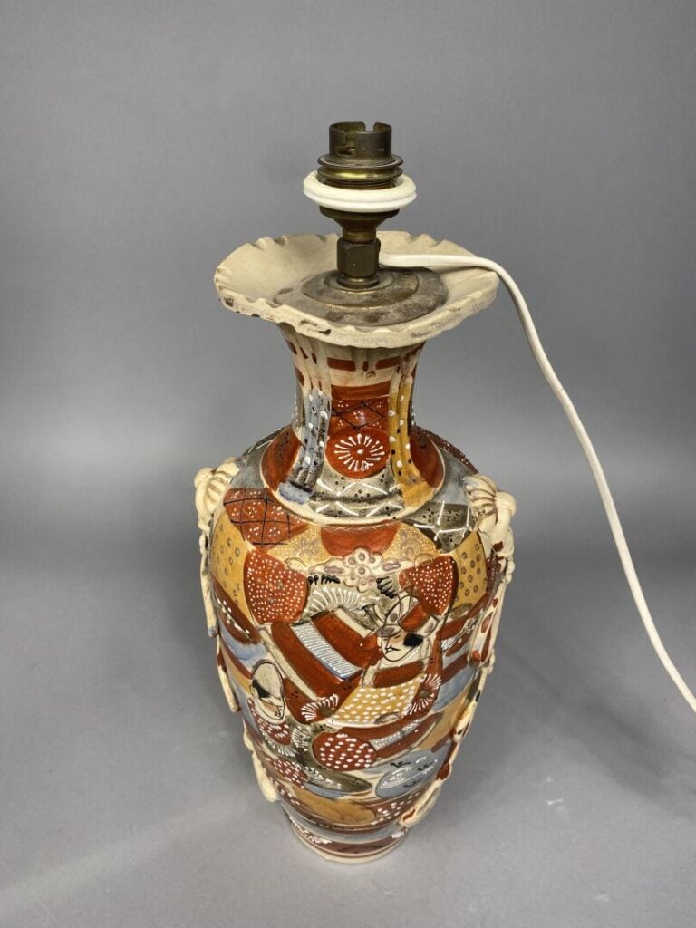 Satsuma, dans le goût - Pied de lampe en céramique à décor de samouraï sur fond…
