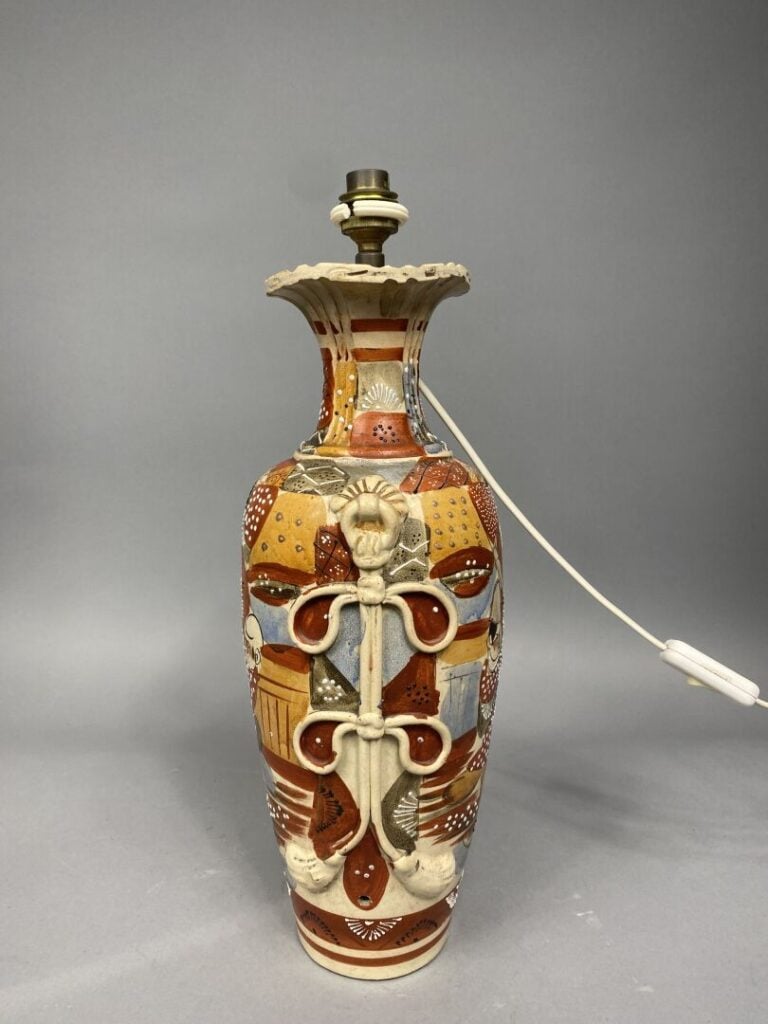 Satsuma, dans le goût - Pied de lampe en céramique à décor de samouraï sur fond…