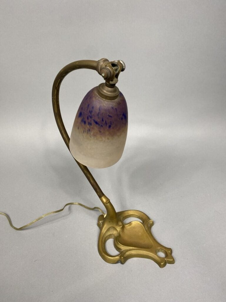 Schneider - Lampe de bureau en bronze doré et verre marmoréen dans les tons vio…