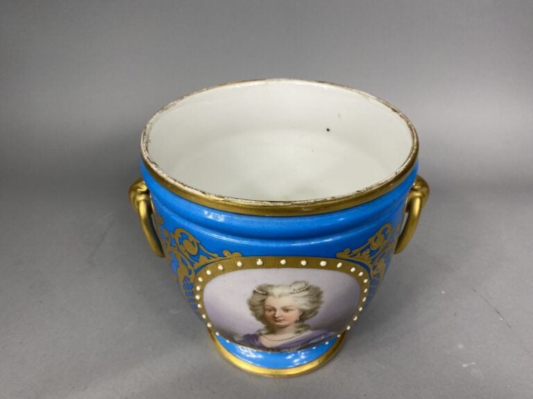 Sèvres, dans le goût - Cache-pot en porcelaine polychrome dans les tons bleu et…