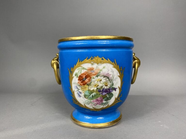Sèvres, dans le goût - Cache-pot en porcelaine polychrome dans les tons bleu et…