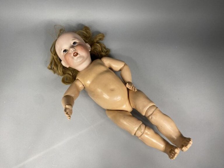 SFBJ Paris - Grande poupée, corps articulé, tête en porcelaine, yeux bleus fixe…