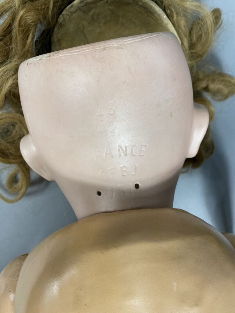 SFBJ Paris - Grande poupée, corps articulé, tête en porcelaine, yeux bleus fixe…