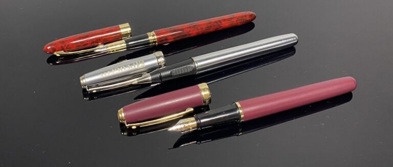 SHEAFFER - Lot comprenant un stylo plume en métal doré laqué rouge effet marbré…