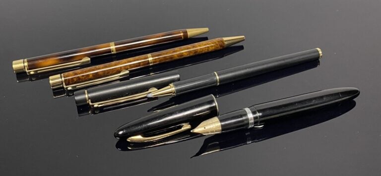 SHEAFFER - Lot comprenant un stylo plume en résine noire, agrafe en métal doré,…