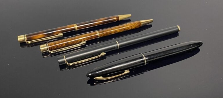 SHEAFFER - Lot comprenant un stylo plume en résine noire, agrafe en métal doré,…