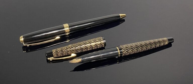 SHEAFFER - Lot comprenant un stylo plume en résine noire habillée d'un fine rés…