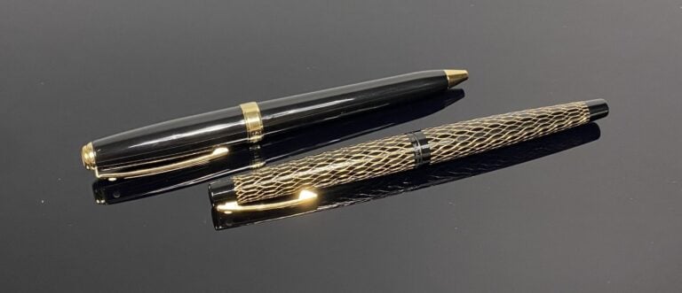 SHEAFFER - Lot comprenant un stylo plume en résine noire habillée d'un fine rés…