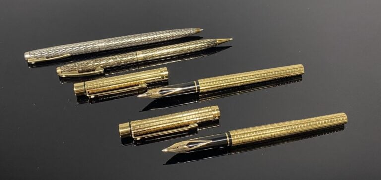 SHEAFFER - Lot de 2 stylos plume en métal doré à décor quadrillé, plume or (585…