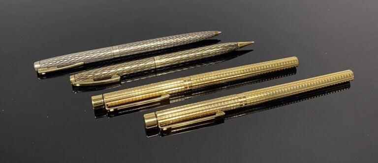 SHEAFFER - Lot de 2 stylos plume en métal doré à décor quadrillé, plume or (585…